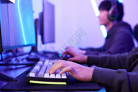 青年男性玩电脑游戏手部特写图片