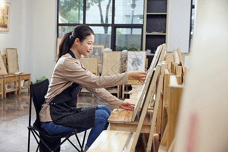 在画室画素描的女学生图片