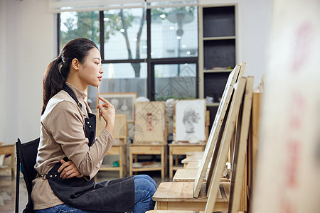 在画室画素描的女学生图片