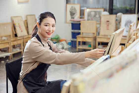 在画室画画的女性形象图片