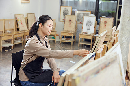 在画室画素描的女学生图片