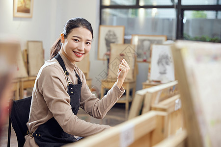 在画室画画的女性形象图片