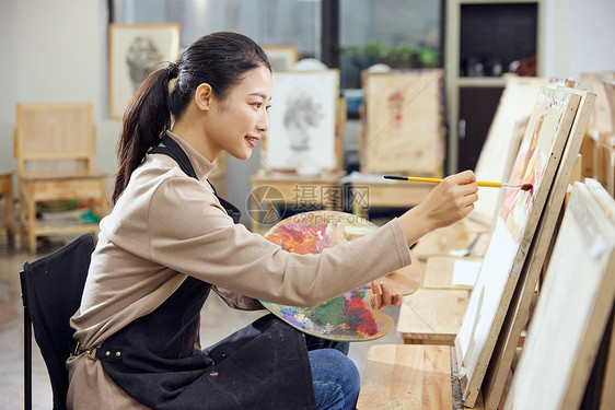 在画室画色彩画的女性图片