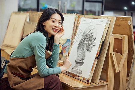 手绘人在画室画石膏像的女学生背景