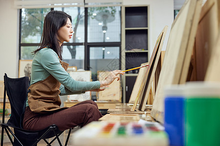艺术家正在画画背景