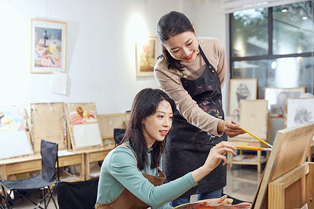 辅导孩子画画美术老师指导学生画画背景