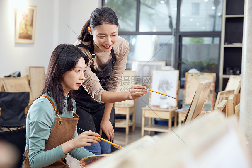 美术老师指导学生画画