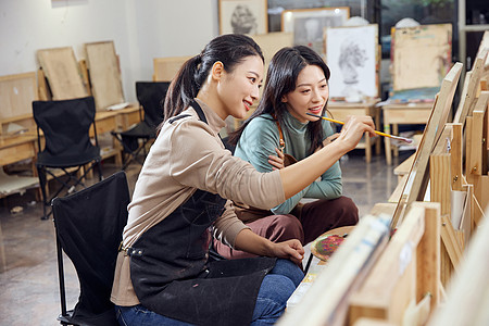 在画室画色彩画的女性图片