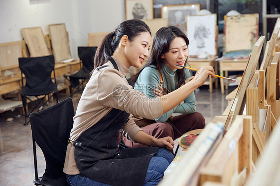 在画室画色彩画的女性图片