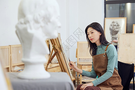 在画室画石膏像的女学生图片