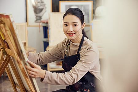 在画室画石膏像的女学生图片