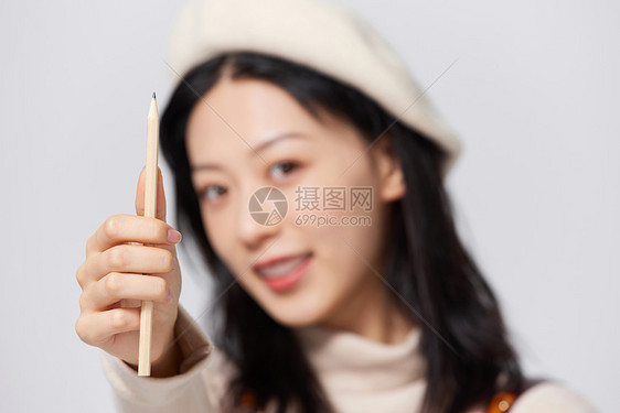 画画的人手部特写图片