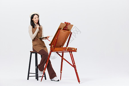 正在画画的人正在画画的年轻女性背景