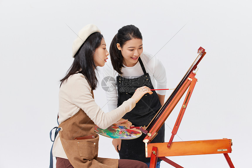美术老师指导学生画画