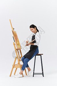 正在画画的人正在画画的年轻女性背景