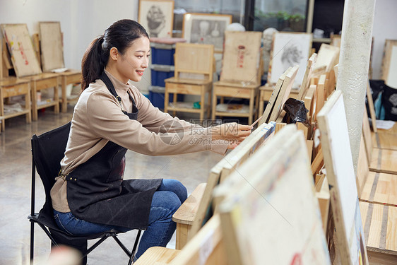 在画室画素描的女学生图片