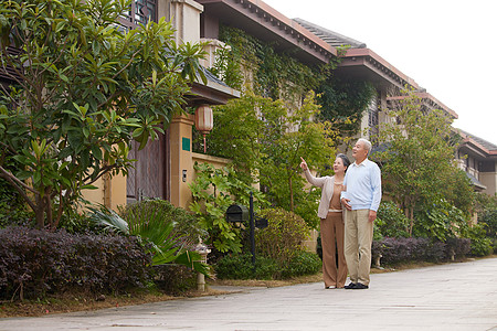 老年夫妇小区内散步图片