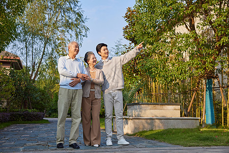奶奶头像年轻男性陪着父母户外散步背景