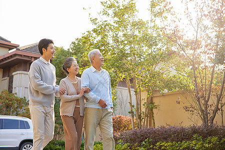陪伴父母,中国人年轻男性陪着父母户外散步背景