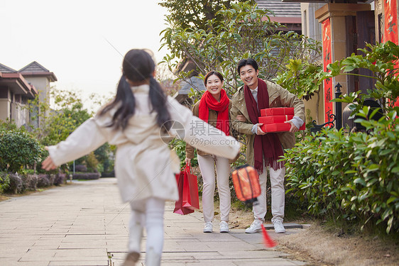 小女孩春节和父母团聚图片