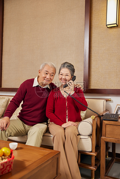 春节期间老年夫妇接听家人电话图片