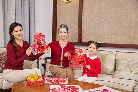 春节奶奶教孙女剪窗花图片