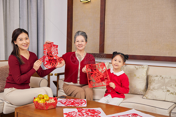 春节奶奶教孙女剪窗花图片