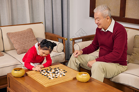 春节期间小女孩和爷爷下围棋高清图片