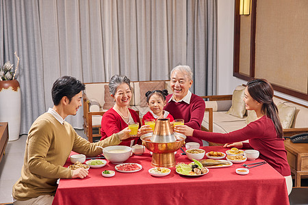 吃饭的一家人一家人春节聚餐背景