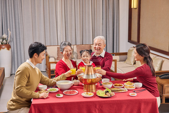 一家人春节聚餐图片