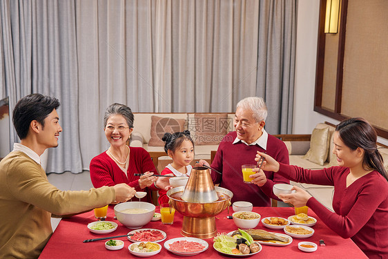 春节一家人吃年夜饭图片