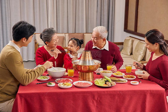 春节一家人吃年夜饭图片