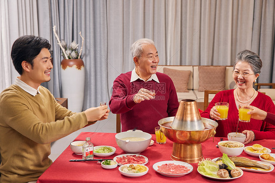一家人春节吃年夜饭碰杯图片
