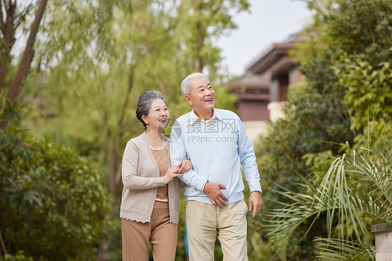 老年夫妇户外散步图片