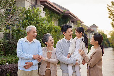 老人夫妻幸福一家人户外散步背景