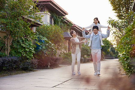 互动ketang一家三口户外散步玩耍背景