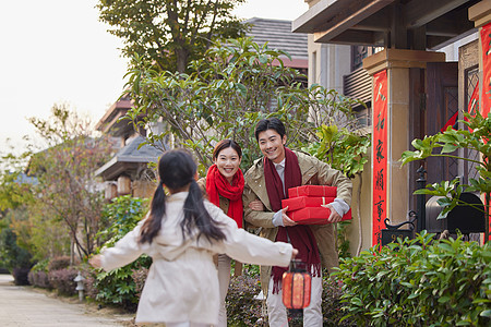 小女孩春节和父母团聚图片