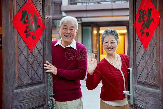 老年夫妇欢度春节图片