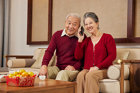 春节老年夫妇开心接听家人电话图片