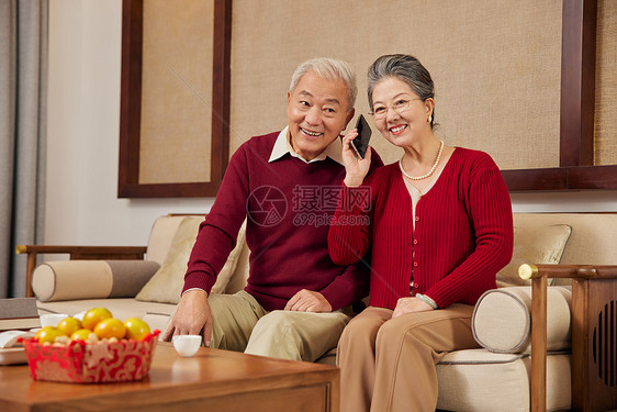 春节老年夫妇开心接听家人电话图片