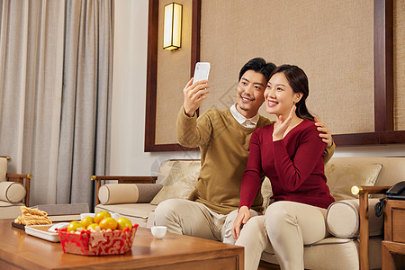 年轻父母年轻夫妻春节与父母视频通话背景
