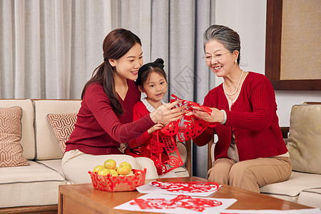 春节奶奶教孙女剪窗花图片