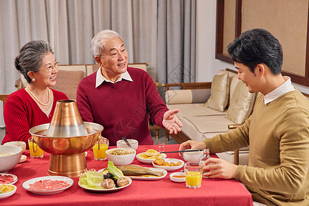 幸福一家人吃年夜饭喝酒图片