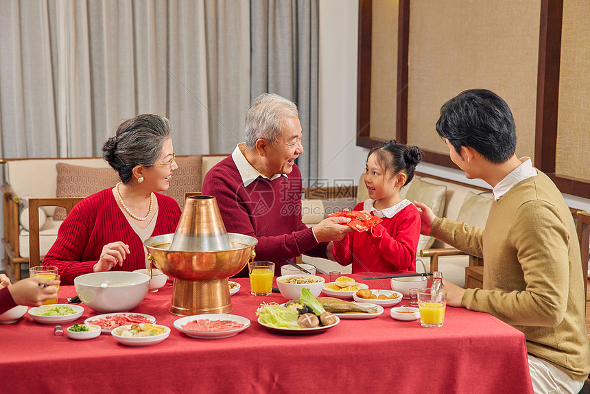 年夜饭长辈给小女孩发红包图片