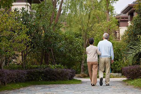老年夫妇户外散步背影图片