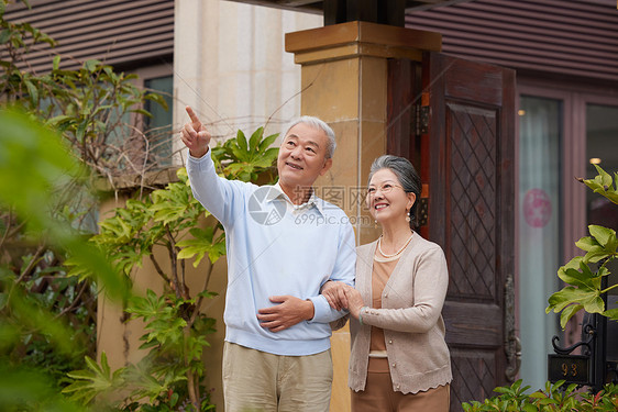 老年夫妇家门口散步图片