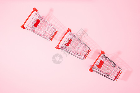 粉色背景下的购物车创意概念图片