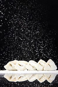 一排被撒着面粉的饺子图片