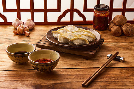 冬至桌上的美味饺子和蘸料图片