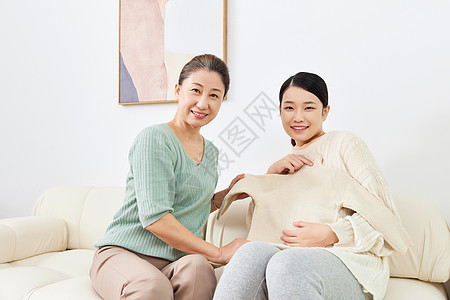 妈妈送给孕期女儿婴儿衣服图片